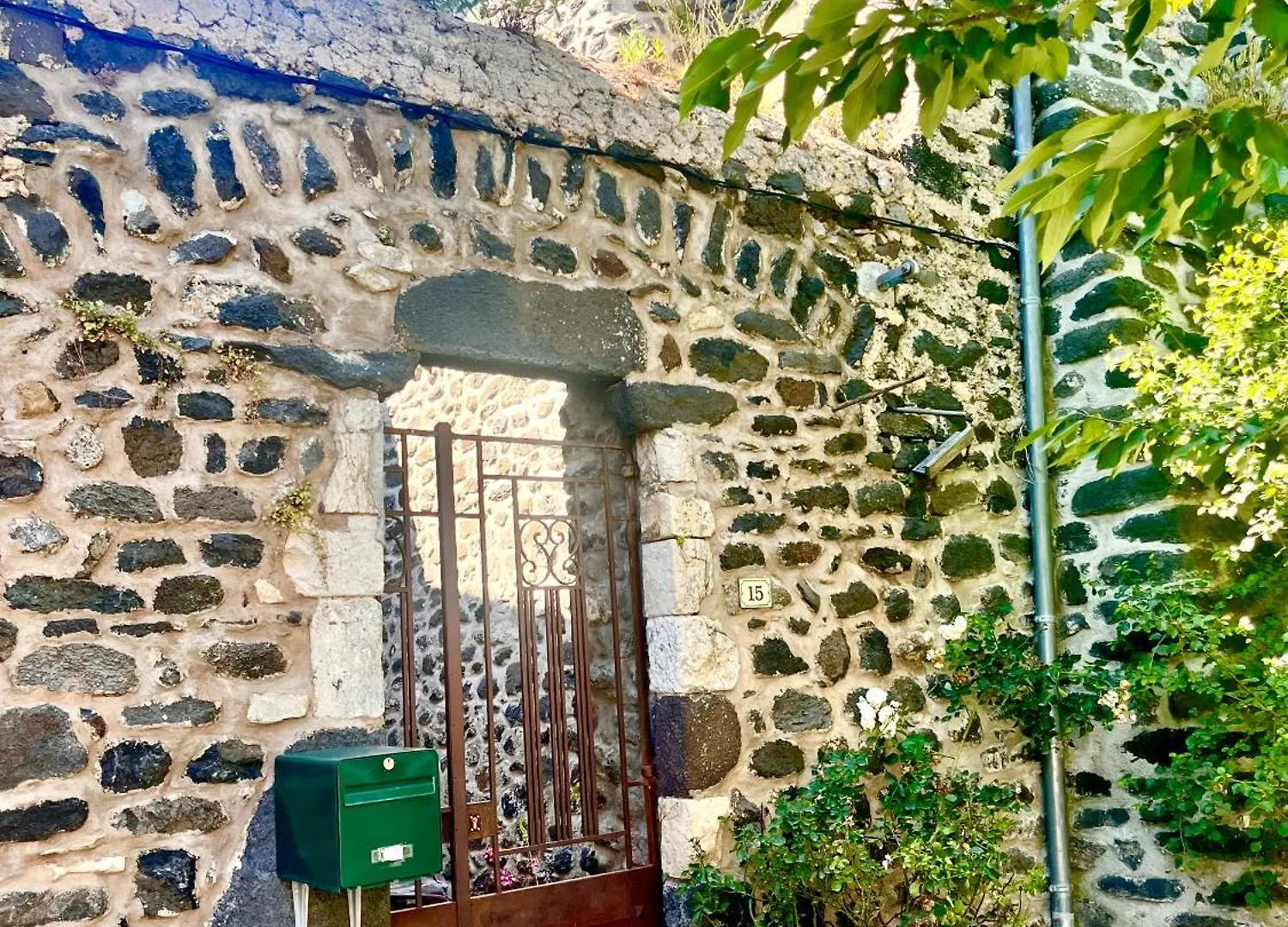 Gite Ღ La Tour Du Chateau Ღ Aubignas 0*,